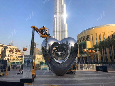 Spegel Skulptur-ÄLSKA MIG Visades framför Khalīfa-tornet