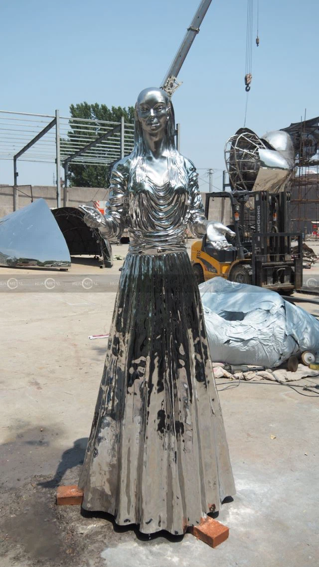 Gjuten rostfritt stålskulptur